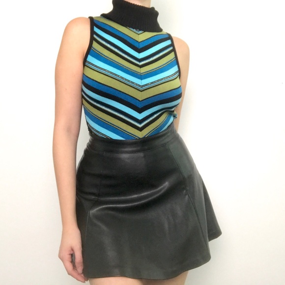 SOLD- Gorgeous Y2K sleeveless turtleneck🐢 - Picture 2 of 4